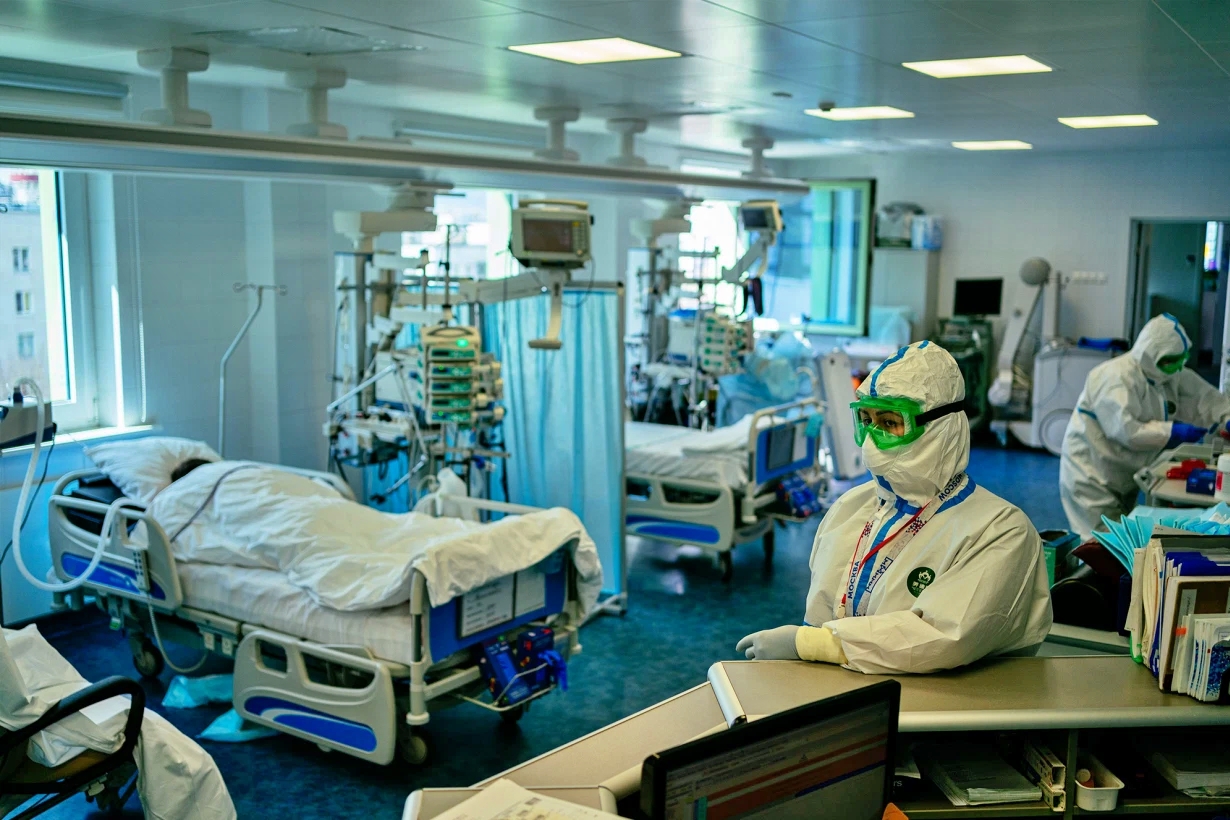 ممرضون في إحدى مستشفيات موسكو المخصصة لعلاج المصابين بكورونا