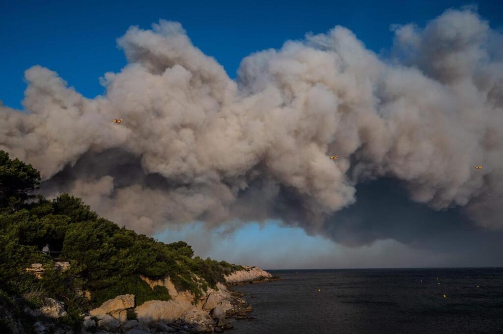 طائرات تحاول إطفاء الحريق الذي اندلع في مارتيغ بالقرب من مرسيليا بتاريخ 4 أغسطس 2020
