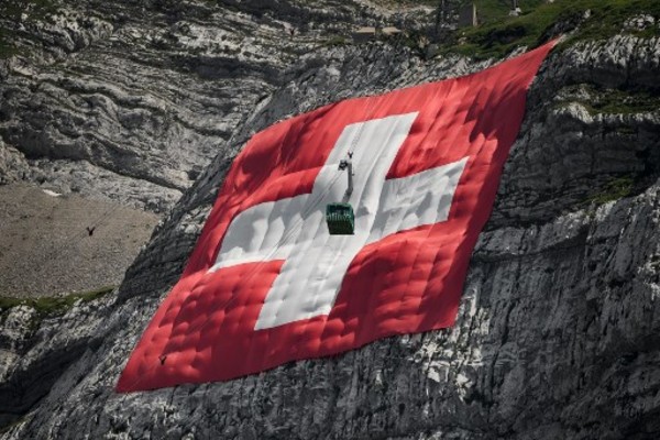  تعليق علم سويسري ضخم على صخرة مقابل جبل سينتيس تحضيرا للاحتفال بالعيد الوطني 31 يوليو 2020