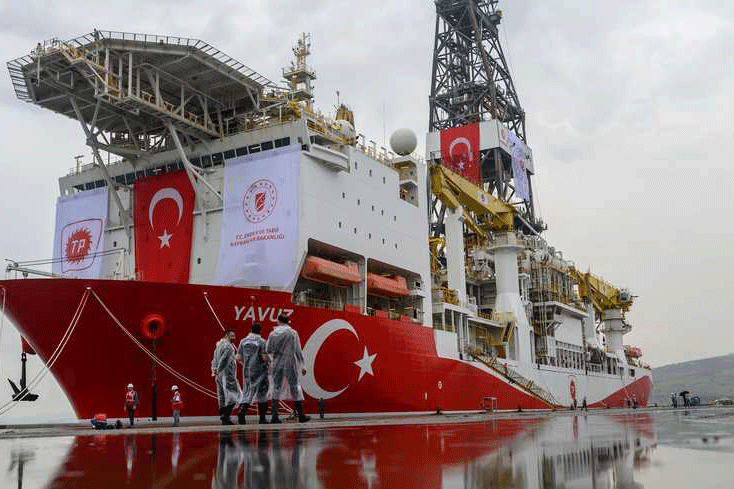 سفينة تنقيب تركية في اسطنبول في صورة تعود إلى 20 يونيو 2019
