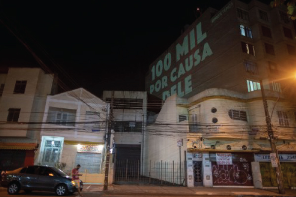 لوحة ضوئية على جدار بناء برازيلي لتعداد وفيات كورونا الذي بلغ 100 ألف وفاة السبت