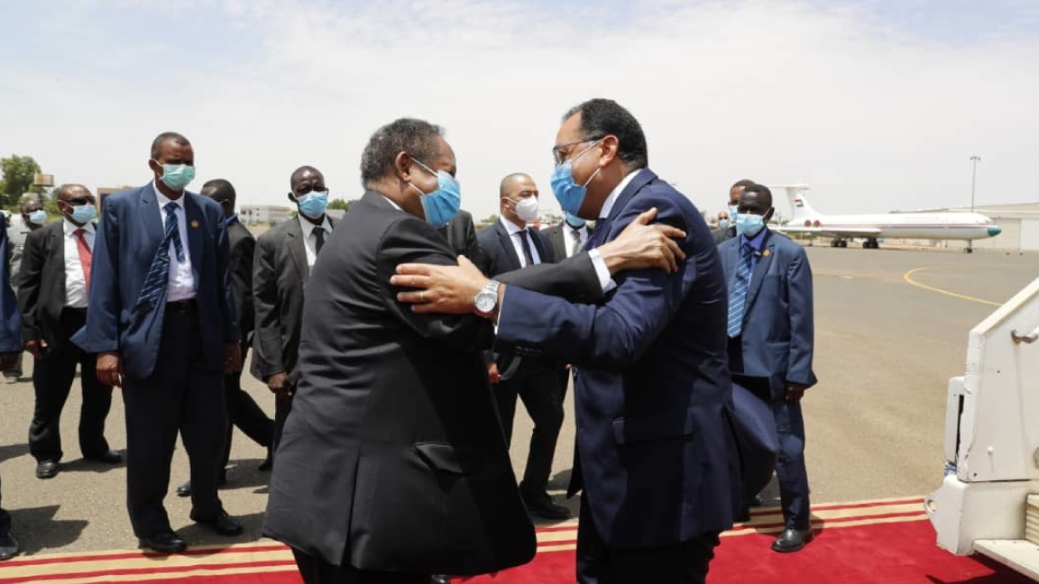 رئيس الوزراء السوداني مستقبلًا نظيره المصري في مطار الخرطوم السبت