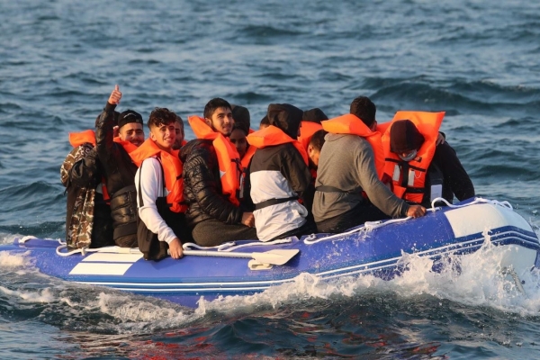 قارب المهاجرين السوريين قبل اعتراضه (سكاي نيوز)