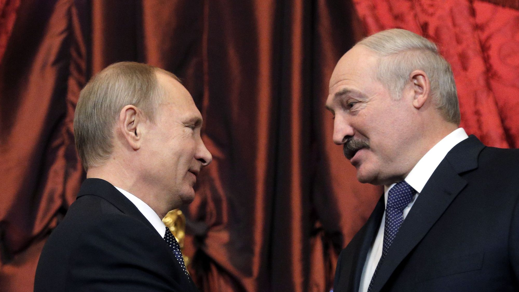 رئيس بيلاروسيا ألكسندر لوكاشينكو (يمين) ونظيره الروسي فلاديمير بوتين في لقاء جمعهما في 23 ديسمبر 2014 في موسكو