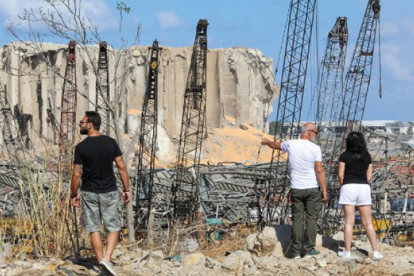 لبنانيون يجولون بين أنقاض المرفأ الذي دمره انفجار يحمّل الجميع حزب الله المسؤولية عنه