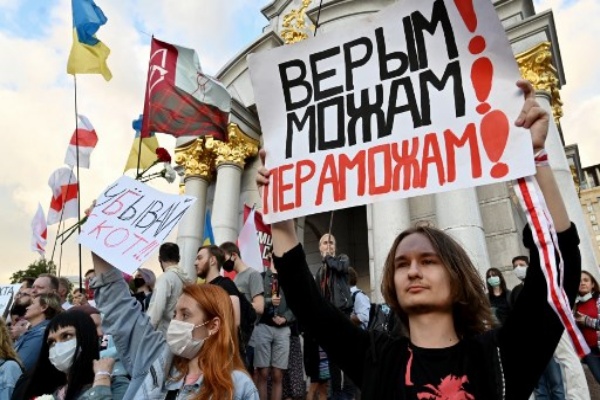 من التظاهرات التي تعم مينسك احتجاجاً على إعادة انتخاب لوكاشينكو رئيساً