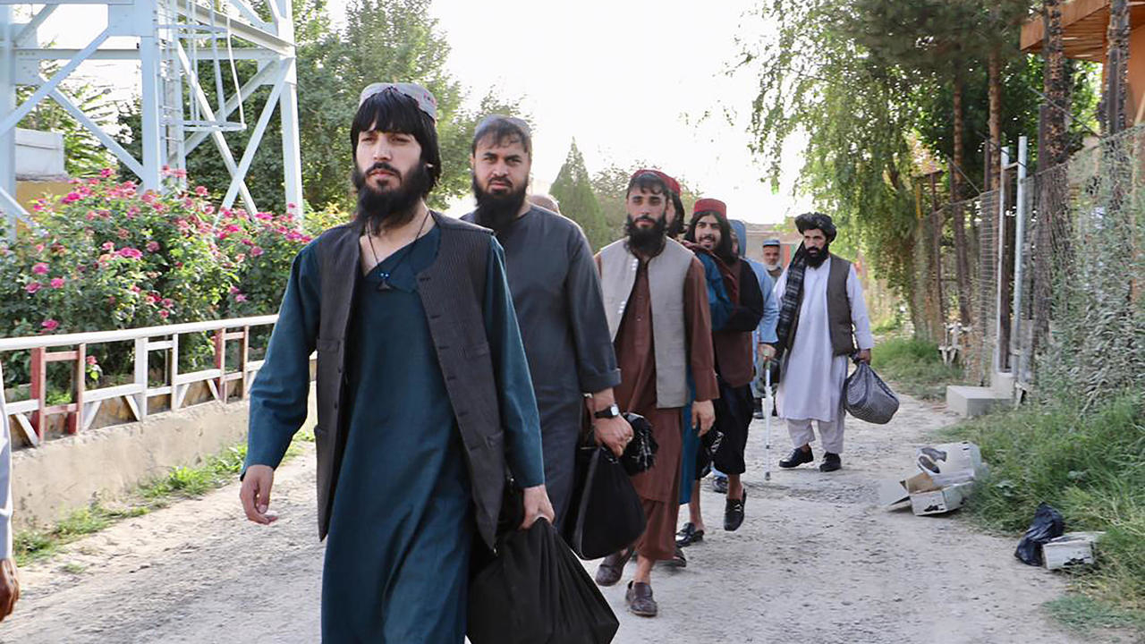صورة نشرها مجلس الأمن القومي الأفغاني في 13 أغسطس 2020 لسجناء من طالبان خلال عملية الافراج عنهم من سجن قرب كابول