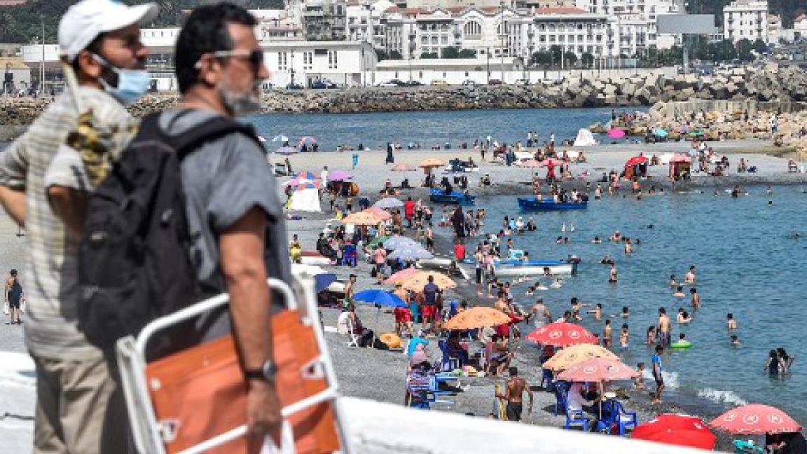 جزائريون يقصدون المسابح بعد إعادة فتحها السبت