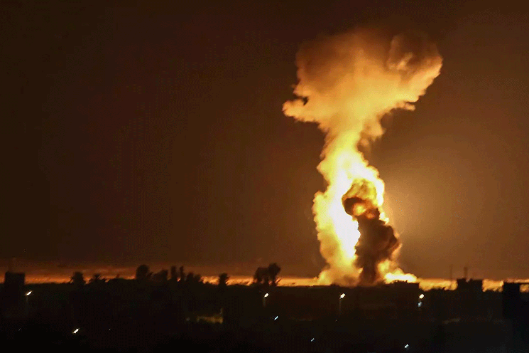 نيران تتصاعد بعد تنفيذ طائرات حربية إسرائيلية ضربة في مدينة رفح بجنوب قطاع غزة في 12 أغسطس 2020