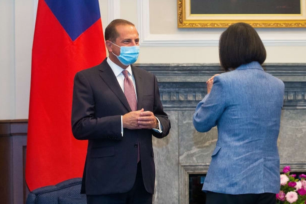 رئيسة تايوان تساي انغ-وين مستقبلة بوزير الصحّة الأميركي أليكس عازار في المكتب الرئاسي في تايبيه