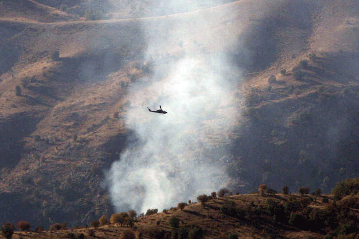 طائرة هليكوبتر تركية خلال عملية عسكرية على معسكر لحزب العمال الكردستاني في 30 أكتوبر 2007