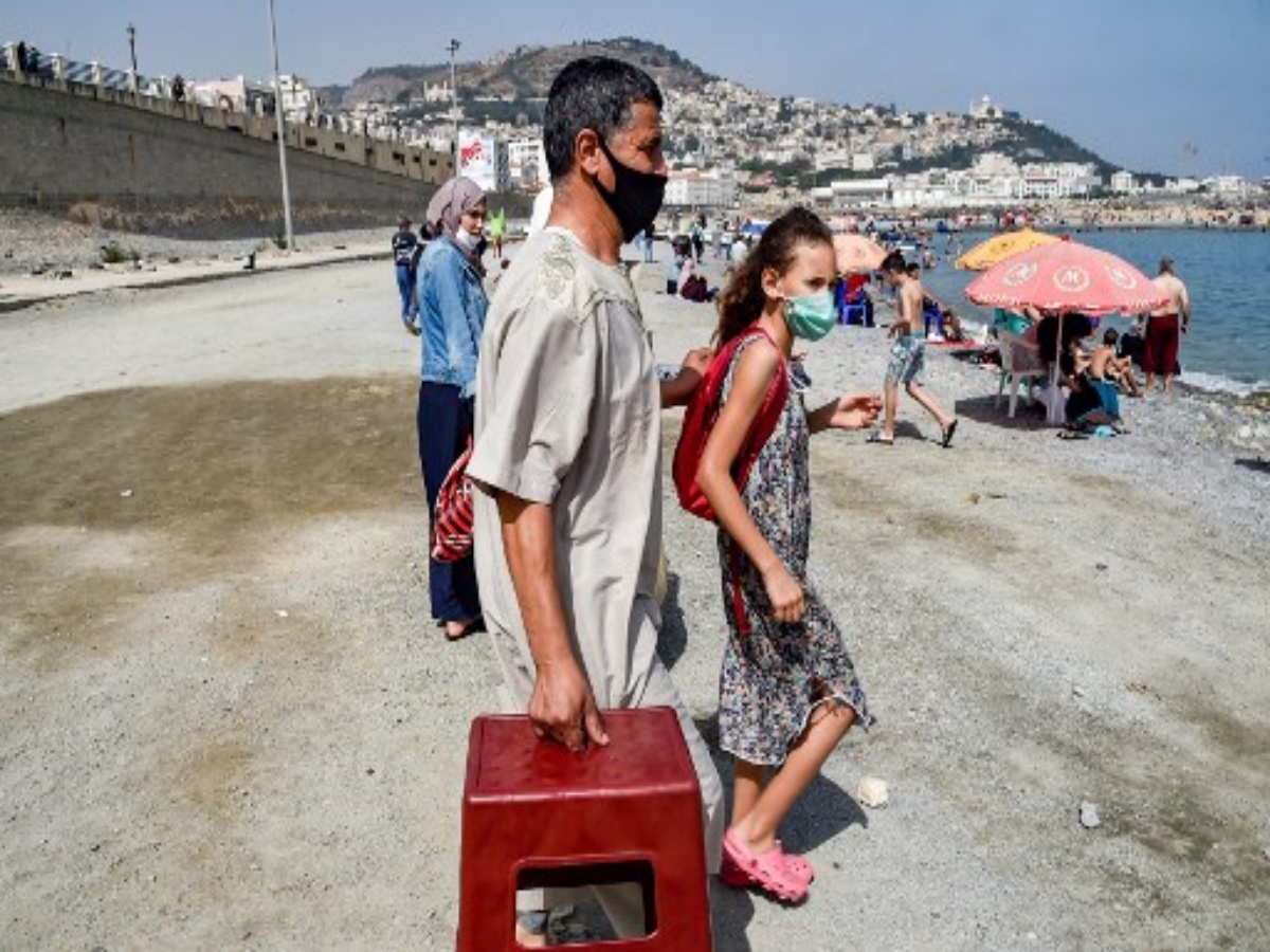 الجزائريون يعودون للمقاهي والشواطئ والمساجد 