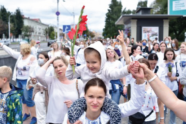 متظاهرات في روسيا البيضاء يرتدين الأبيض احتجاجًا على قمع الشرطة الأربعاء