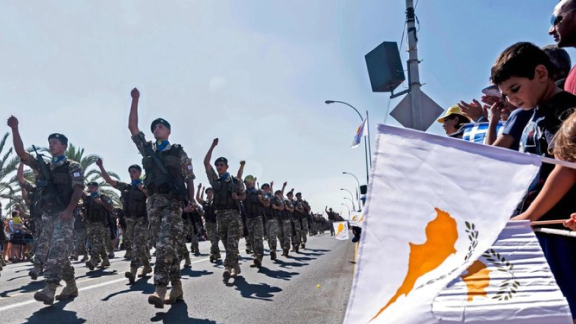 قبارصة يلوحون بأعلام قبرصية ويونانية في ذكر الاستقلال السابق في 1 أكتوبر 2019