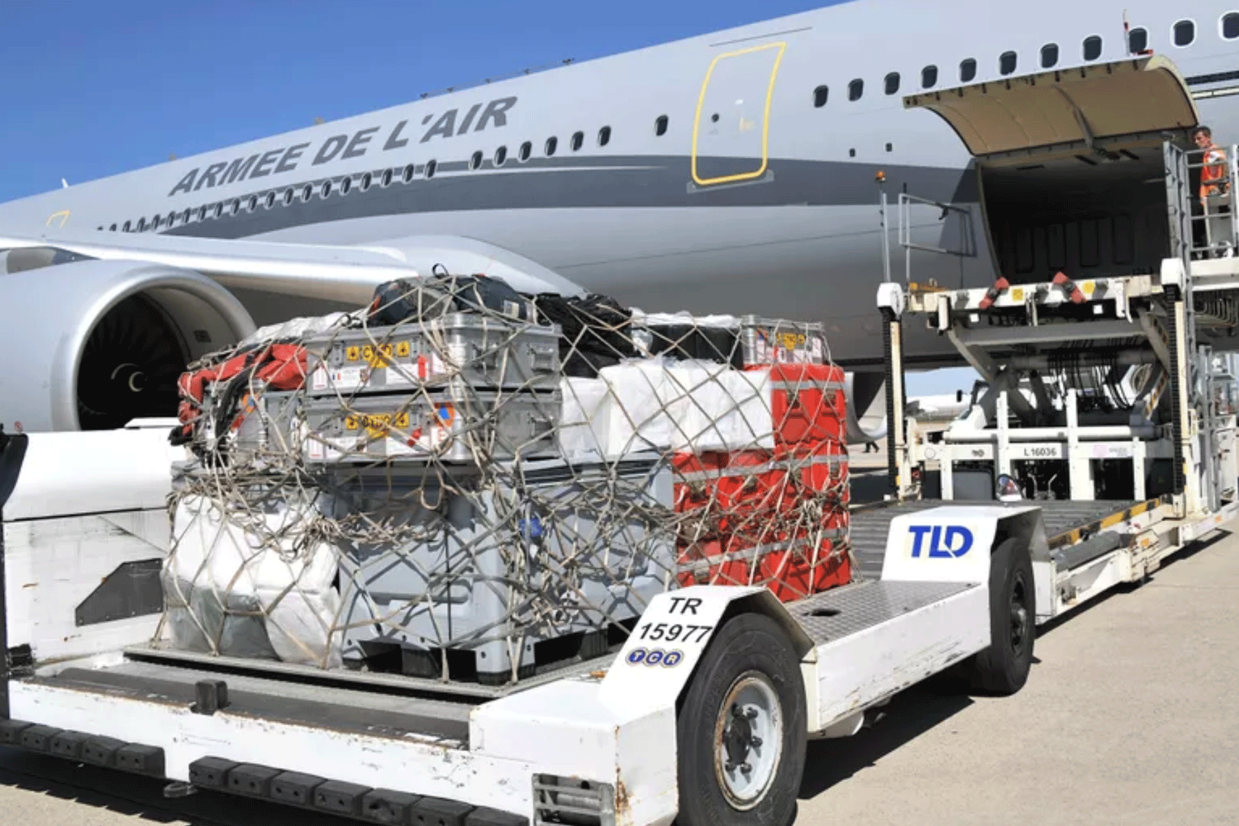 تحميل طائرة بوينغ بالمعدات والمساعدات الطبية وإنسانية في مطار رواسي تمهيداً لنقلها إلى بيروت في 5 أغسطس 2020