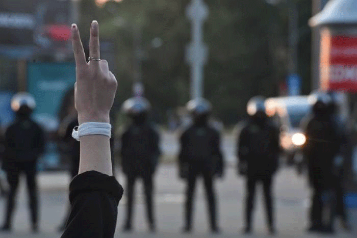 ترفع شارة النصر في مواجهة الشرطة في روسيا البيضاء