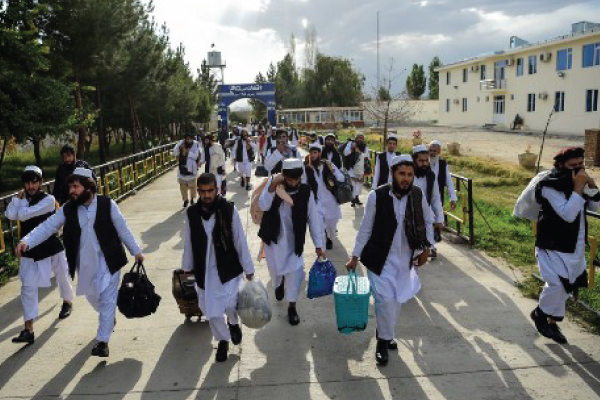 سجناء من طالبان أفرج عنهم الرئيس الأفغاني في 31 يوليو الماضي يغادرون سجنهم في كابول
