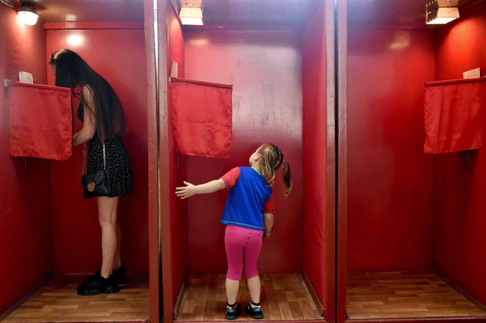 طفلة تستطلع كشكاً للانتخابات الروسية في مينسك، بتاريخ 9 أغسطس 2020