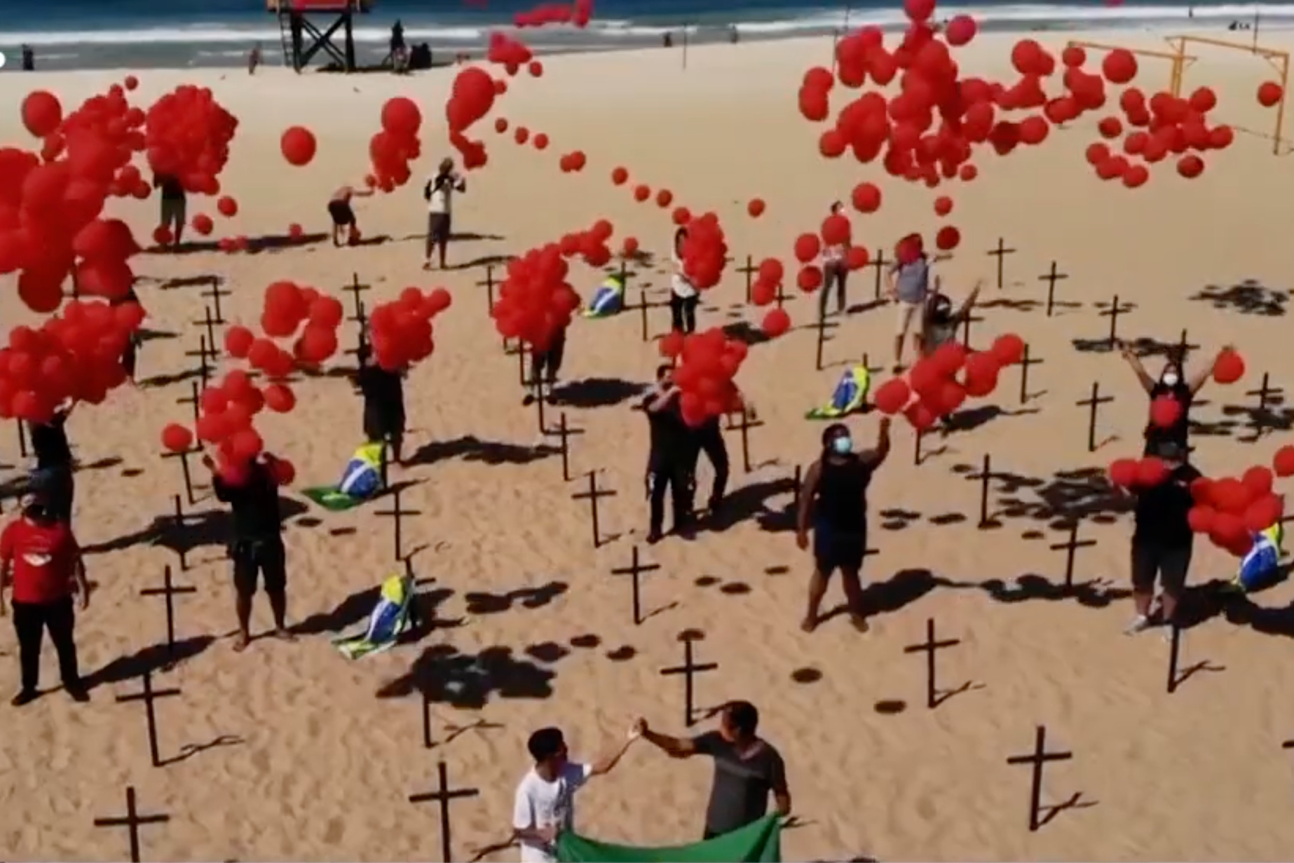  ألف بالون أحمر فوق شاطئ كوباكابانا تخليداً لذكرى 100 ألف ماتو جراء كوفيد