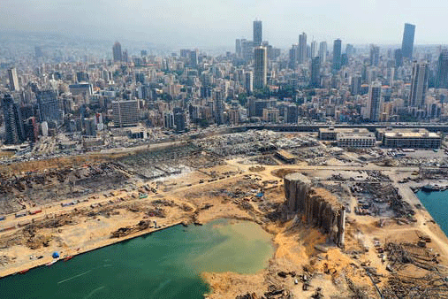 صورة جوية لمرفأ بيروت بعد الانفجار وتظهر بوضوح الحفرة العميقة التي تغطيها المياه