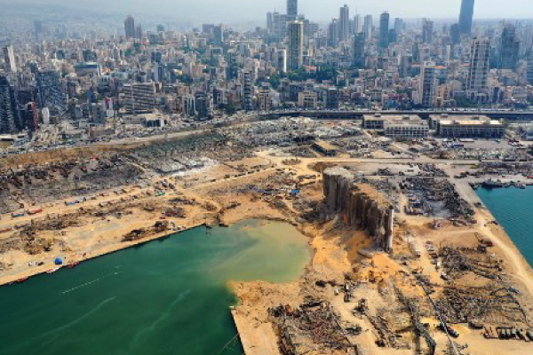 الحفرة التي خلفها انفجار شحنة نيترات الأمونيوم الموزمبيقية في مرفأ بيروت
