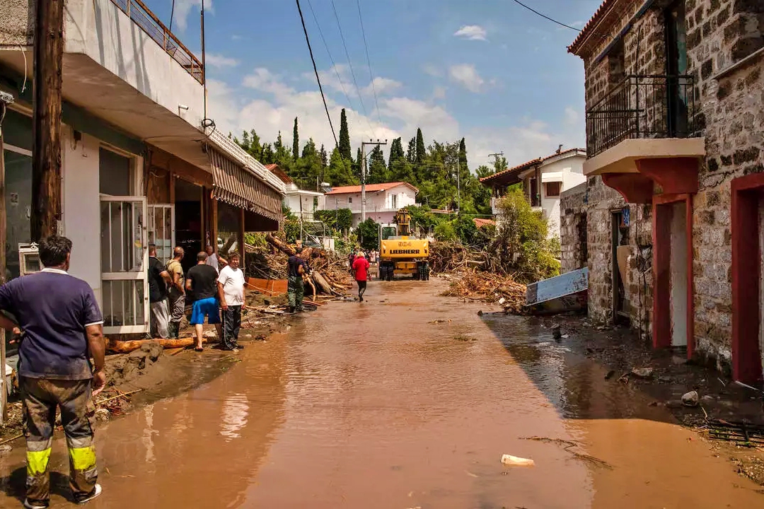 شارع غمرته المياه في قرية بوليتيكا في أوبي على بعد 100 كلم شمال أثينا