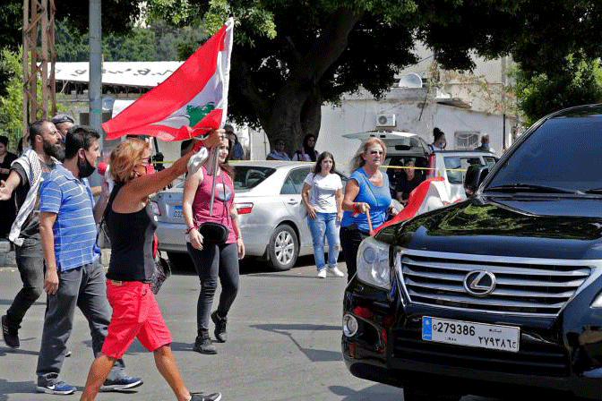 متظاهرون يعترضون سيارة نائب لبنان بينما كان يهم بالدخول إلى اجتماع النواب في بيروت الخميس