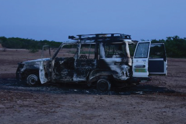 حطام السيارة التي قتل فيها 6 فرنسيين في النيجر الأحد