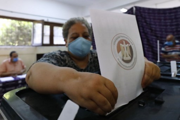 المصريون يدلون بأصواتهم في انتخابات مجلس الشيوخ