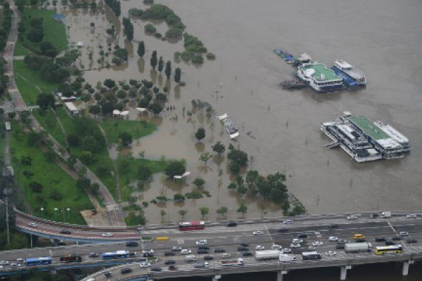مياه الأمطار تغمر وسط سيول في 6 أغسطس