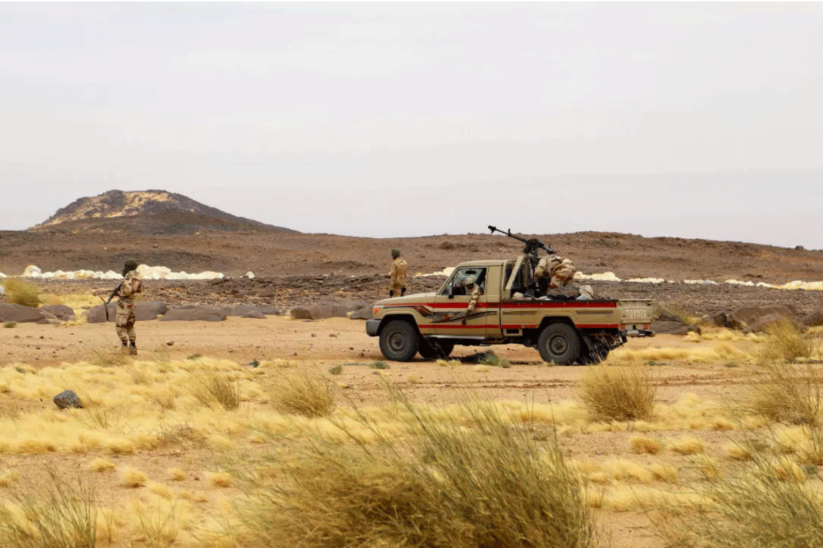 جنود نيجريون يقومون بدورية في صحراء إيفروان في 12 فبراير 2020