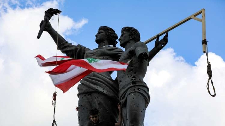 لبنانيون غاضبون علقوا المشانق لحكامهم على نصب الشهداء في وسط بيروت