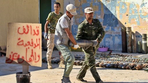 مهندسون عسكريون من حكومة الوفاق الوطني الليبية يفرزون ذخائر ومتفجرات عثر عليها في مناطق جنوب طرابلس في 22 يوليو 2020