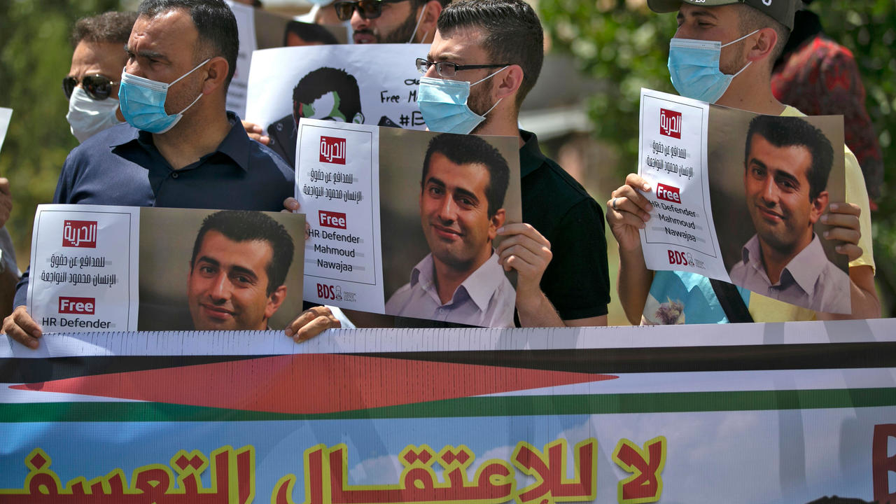 فلسطينيون يحتجون في مدينة رام الله على اعتقال إسرائيل محمود نواجعة في 11 أغسطس 2020