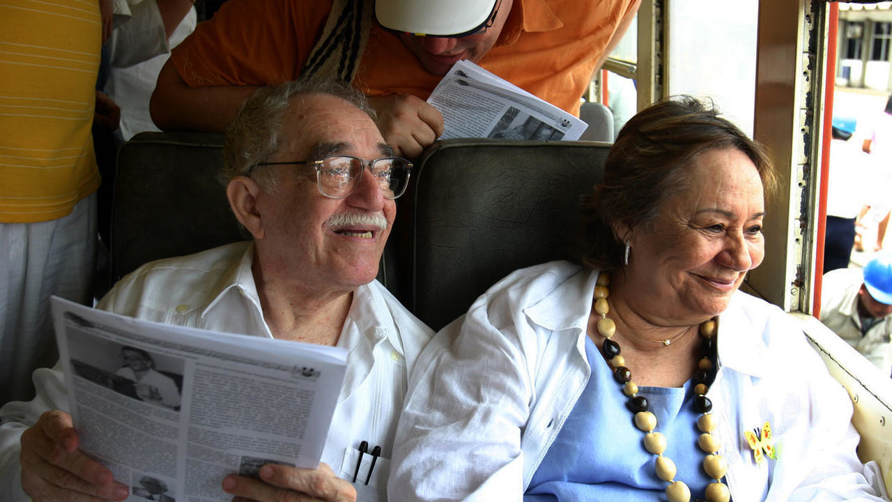 الروائي الكولومبي غابرييل غارسيا ماركيز وزوجته مرسيدس بارشا في حافلة عند وصوله إلى مسقط رأسه أراكاتاكا في كولومبيا في 30 مايو 2007
