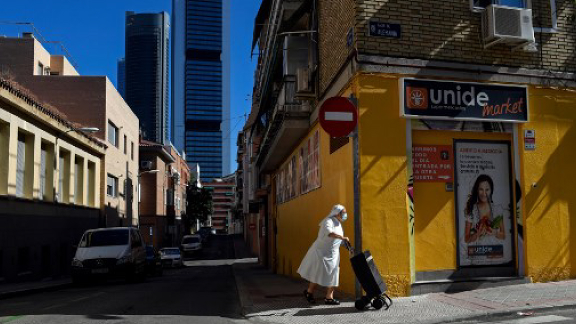راهبة إسبانية بالكمامة في شارع فارغ في مدريد الأربعاء بعد عودة الإجراءات الصحية المشددة 