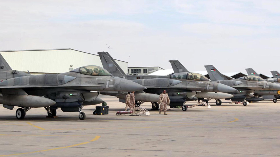سرب من أف-16 إماراتية في الأردن لضرب مواقع داعش في صورة تعود إلى عام 2015