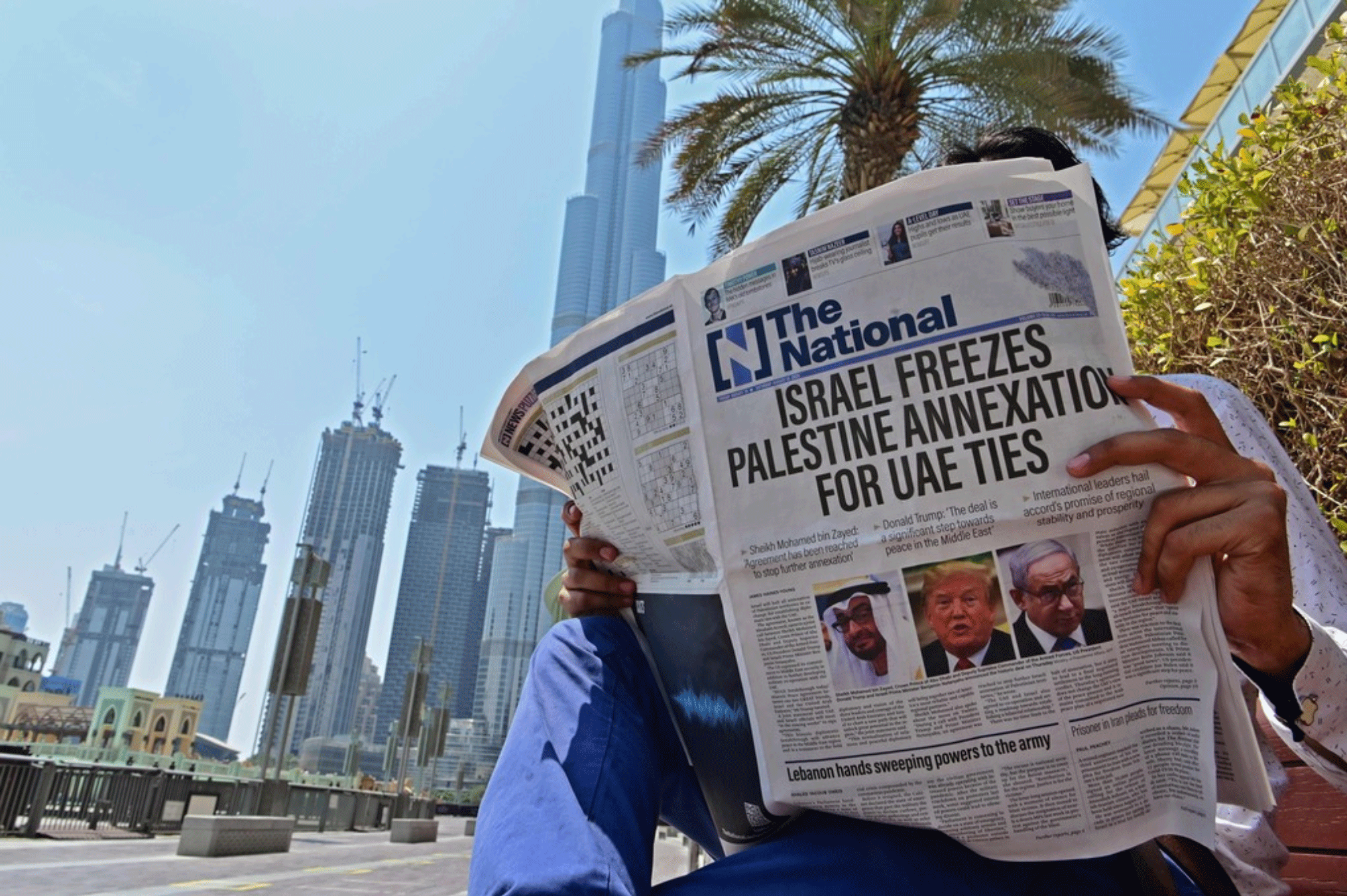 يقرأ في دبي صحيفة تحمل عنوان الاتفاق الإماراتي الإسرائيلي صباح اليوم التالي من الاتفاق