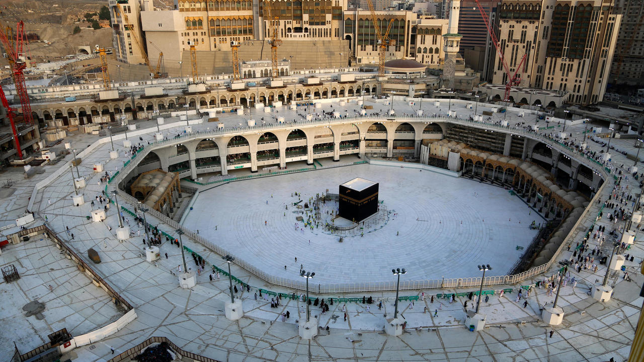 صورة التقطت من الجو لصحن الكعبة في المسجد الحرام الخميس في 5 اذار/مارس 2020 تظهر قلة اعداد المصلين في المكان
