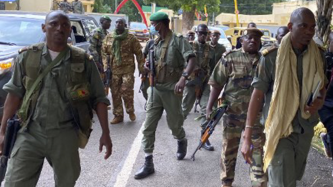 جنود متمردون يتوافدون الأربعاء إلى مقر وزارة الدفاع في مالي 