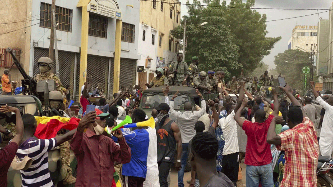 مواطنون ماليون يستقبلون قوات الجيش التي تجوب شوارع العاصمة باماكو بعد توقيف الرئيس ورئيس الوزراء. 18 أغسطس 2020