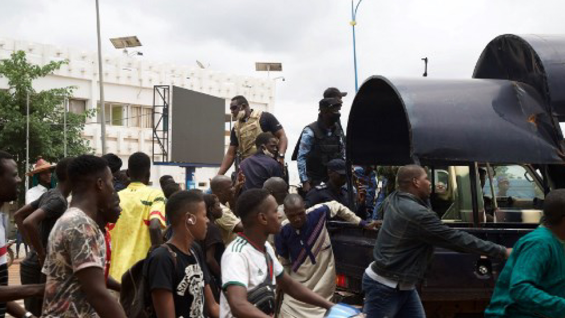 قوات مالية في شوارع باماكو غداة الانقلاب الذي أطاح الرئيس كيتا