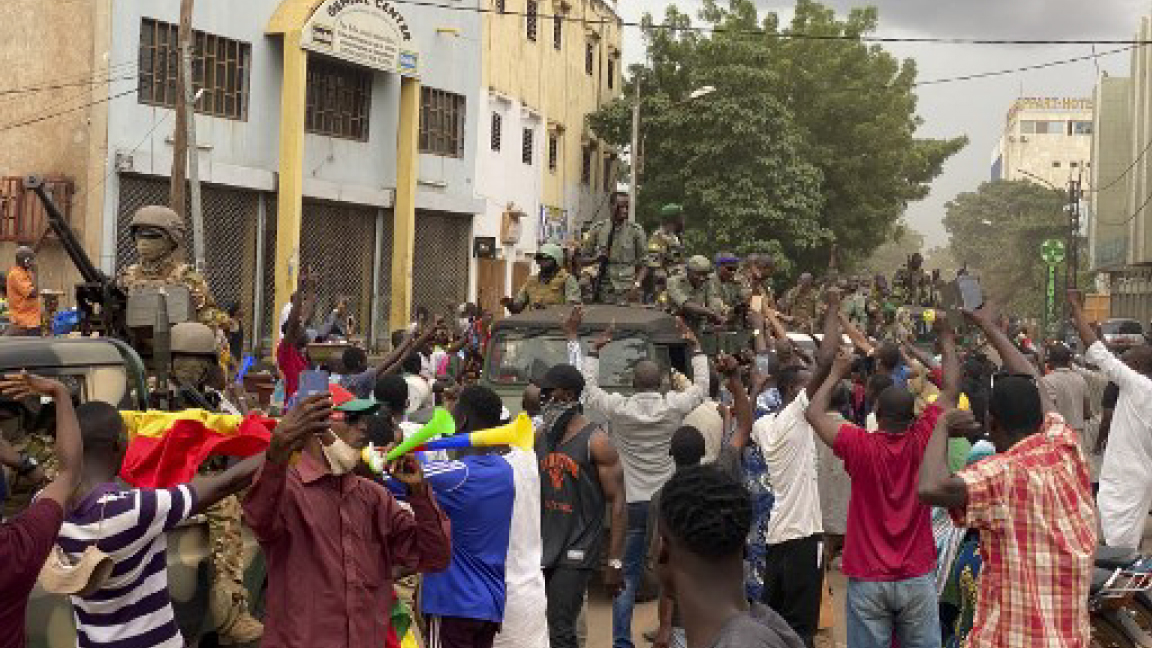مواطنون ماليون يهللون لجنود في باماكو الثلاثاء بعد إطاحة الرئيس المالي