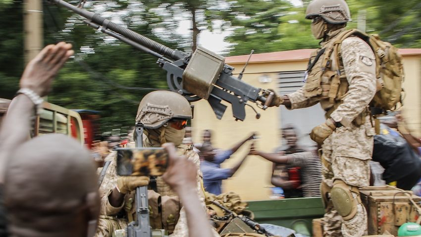 عسكريون يجوبون الشوارع في ساحة الاستقلال في باماكو. 18 اغسطس 