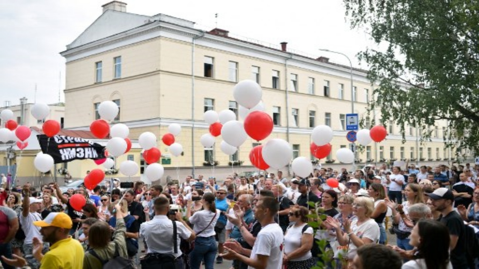 تظاهرة للمعارضة في بيلاروس أمام مركز اعتقال 