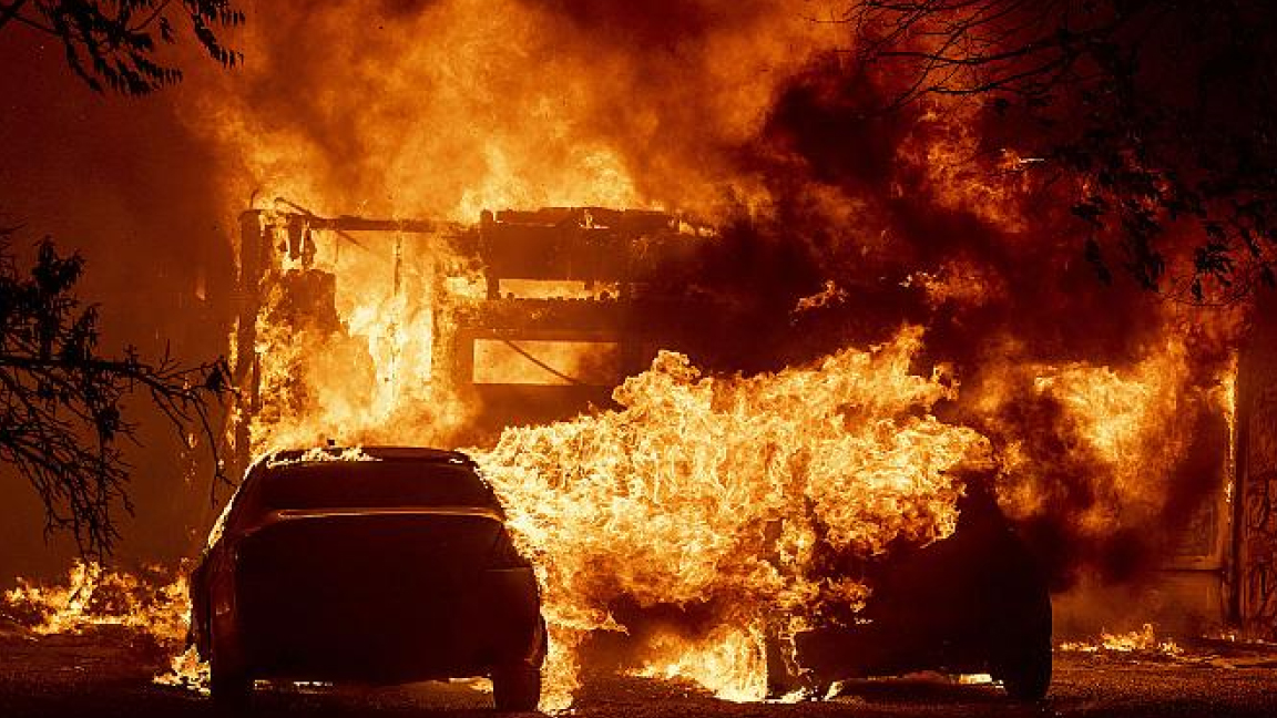 النيران تلتهم منزلًا في كاليفورتيا الأربعاء