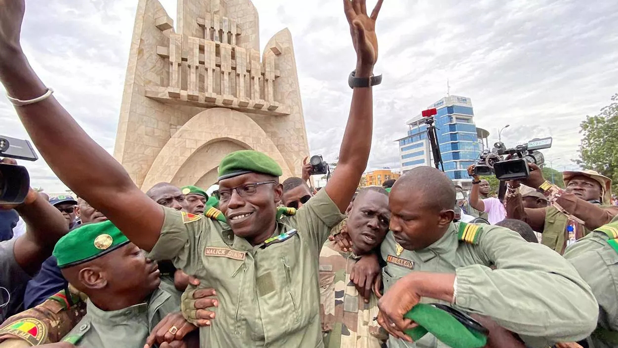 العقيد مالك دياو قائد الانقلاب العسكري فى مالي في مظاهرة في باماكو يوم 21 اغسطس