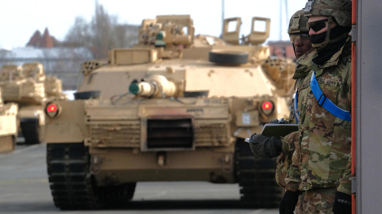 جنود أميركيون ينزلون دبابات أبرامز أم1 في ميناء بريمرهافن في الولايات المتحدة في 21 فبراير 2020