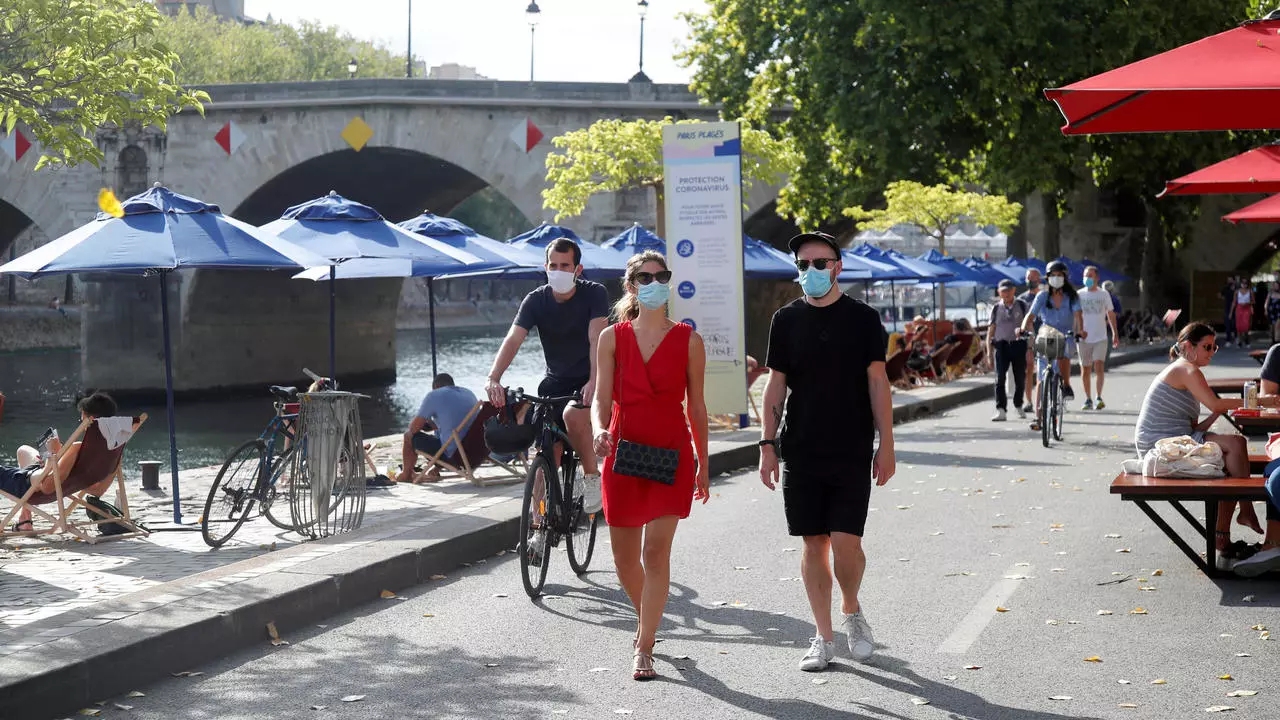 نزهة على ضفاف نهر السين. فرنسا تحاول احتواء انتشار الفيروس من خلال فرض الزامية ارتداء الكمامات في الأماكن العامة. 15 أغسطس