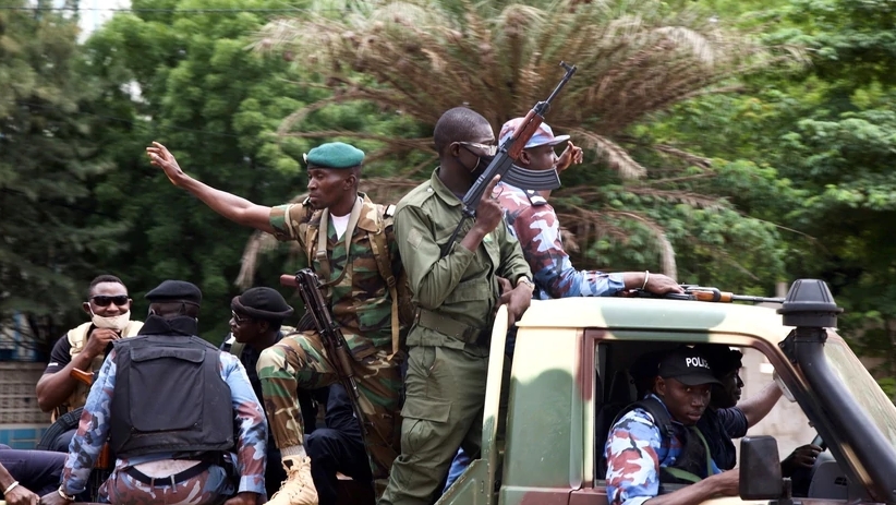 انقلابيو مالي يجوبون طرقات باماكو ثاني يوم الانقلاب. أ ف ب
